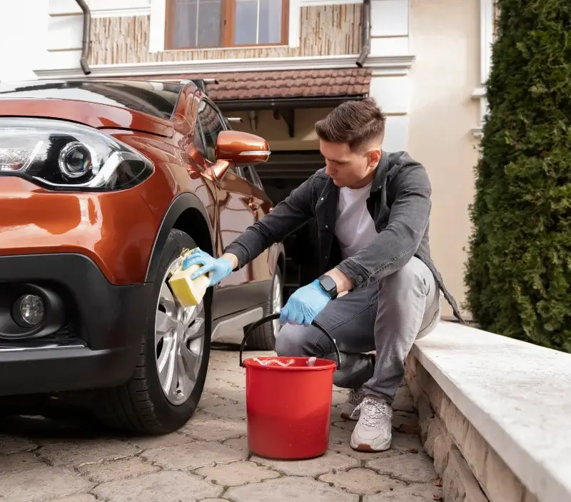 Lavage auto à domicile Bourseul : professionnel intervenant sur un véhicule